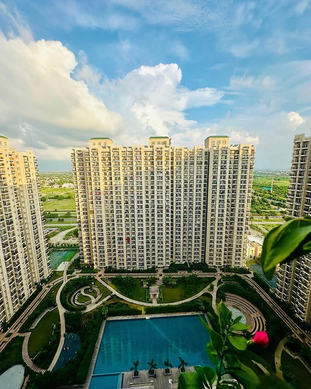 Luxury Apartments & Flats in Noida Expressway at ATS Homekraft